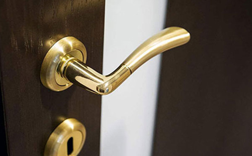 貴陽鑰匙鎖在車?yán)锩媪嗽趺崔k